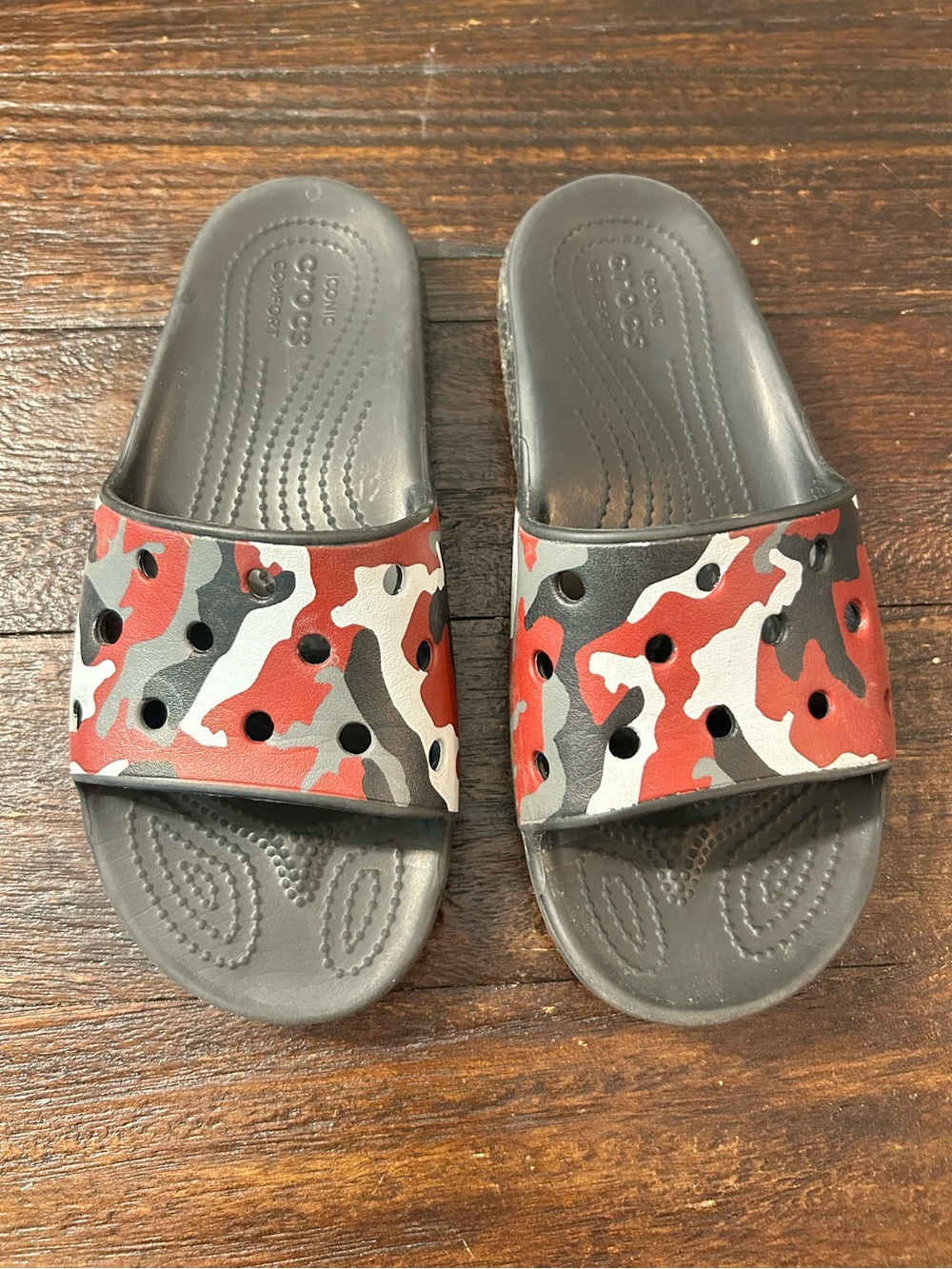 CROCS Kids' Red Gray White Camo Slide Sandals - Men’s 4 / Women’s 6